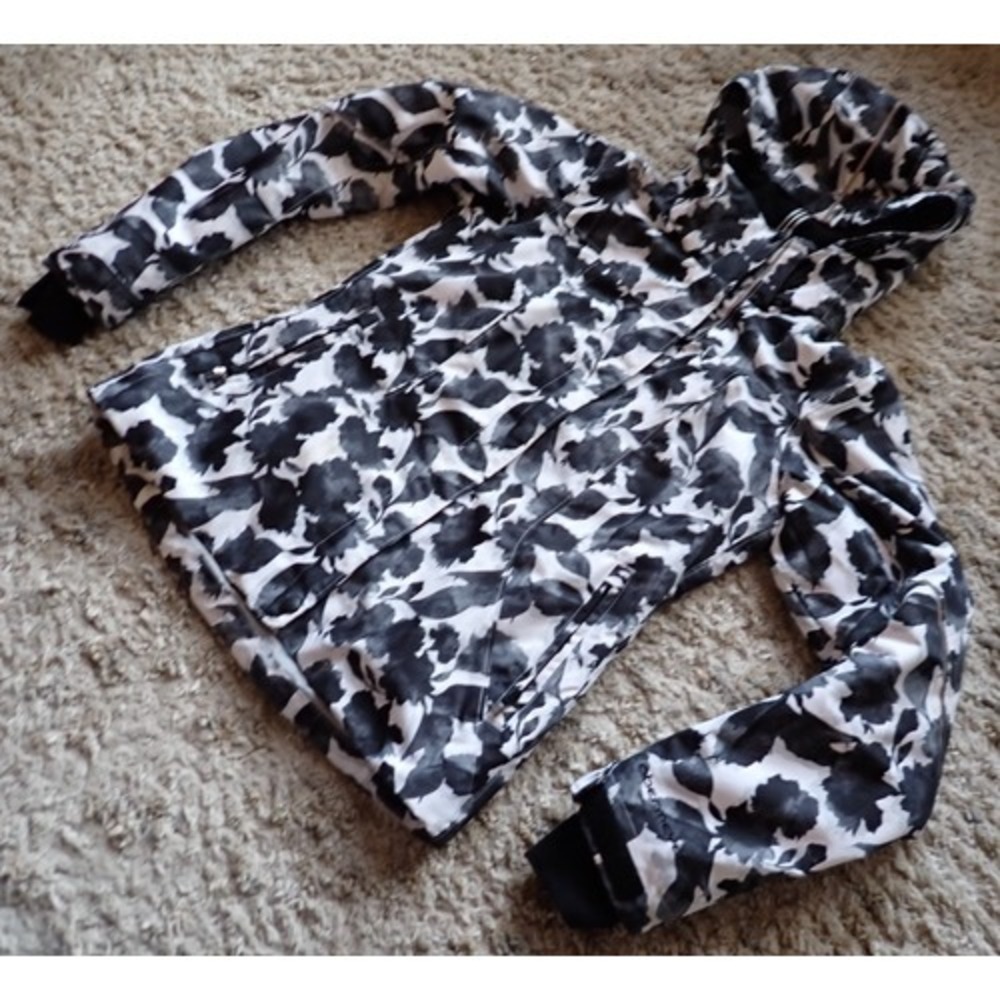 Obermeyer Ski Jacket Women Size 4 Black White Excellent Floral Hooded Winter - Picture 2 of 14